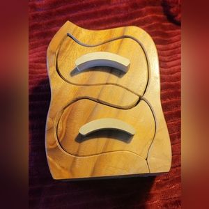 Hand crafter wood trinket box